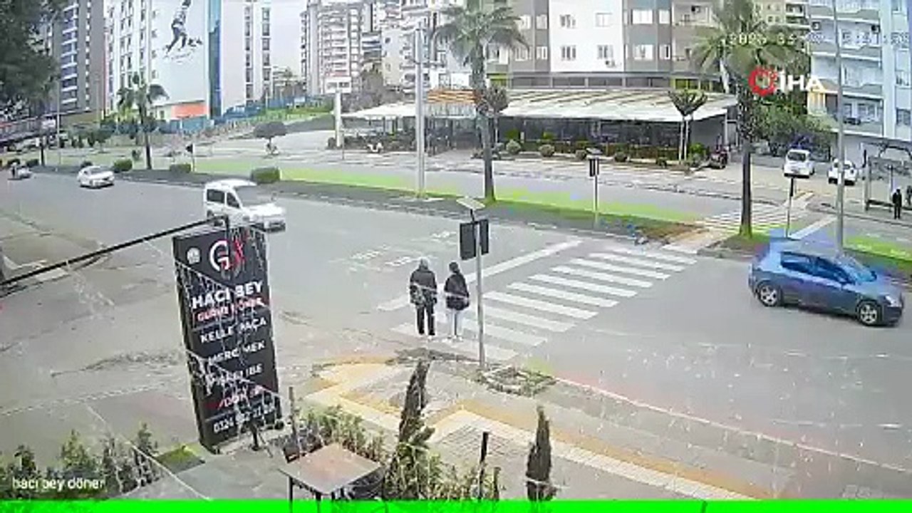 Motokurye yayaya çarptı