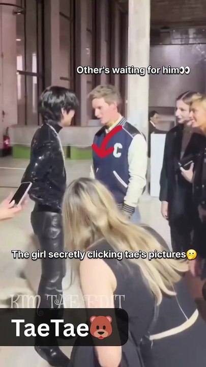 the way taehyung🐻 giving hand shake to the girl😍💜