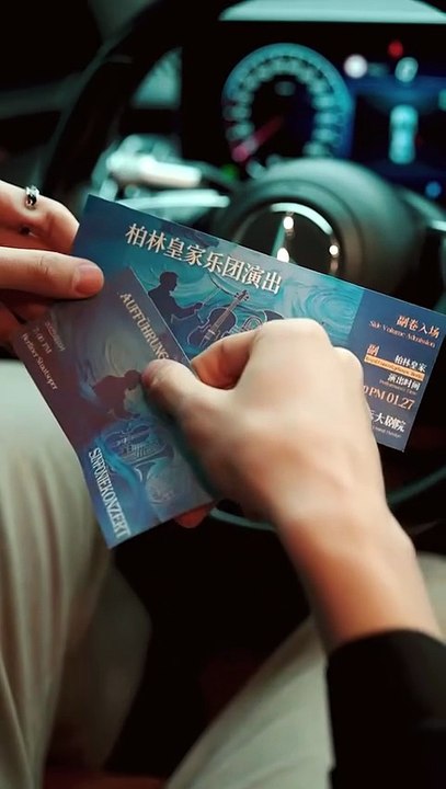 (88) After breaking through the affair between her boyfriend and her cousin, she realized that she had sincerely fed the dog for many years and broke off the engagement on the spot, and mistakenly kissed Lou Yanzhi, a top dignitary in the Beijing circle,