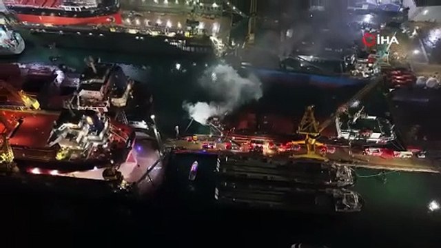 İstanbul'da 120 metrelik yük gemisi alevler içinde kaldı! Mürettebat tahliye edildi