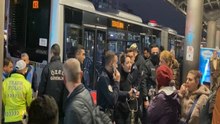 Metrobüse binmek isterken yola düşen kadın ağır yaralandı