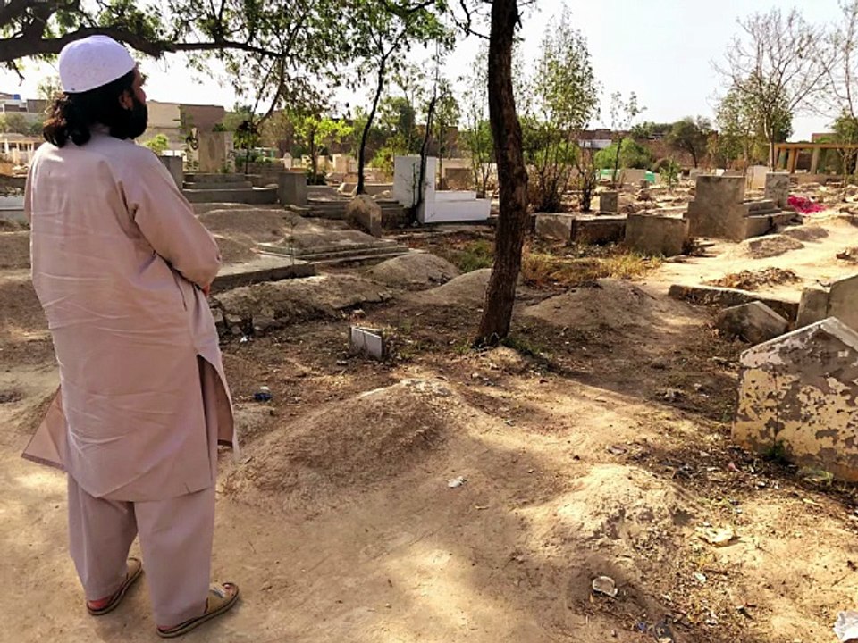 ‏جانے والوں کے کچھ حصے رہ جاتے ہیں جو کبھی نہیں جاتے۔