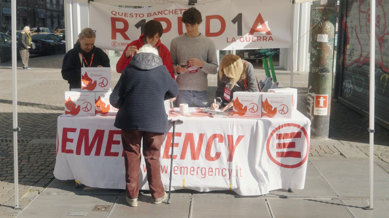 Emergency, 3 mila volontari nelle piazze italiane per la campagna «Colombe di pace»
