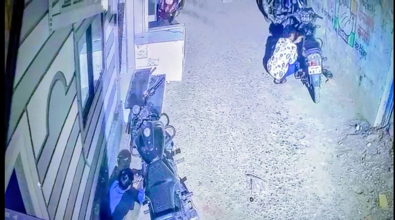 CCTV में कैद पेट्रोल चोर