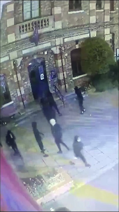 La Mairie de Fresnes saccagée cette nuit par vingt individus aux visages dissimulés, avant la prise de fonction d'une nouvelle majorité LR qui succède à un maire de gauche