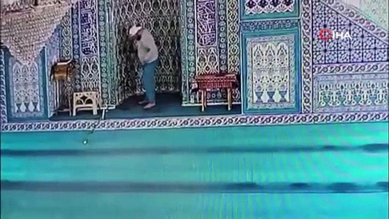 Oltalı hırsız camiden öyle bir şey çaldı ki... Akılalmaz hırsızlık saniye saniye kamerada