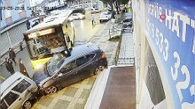 Ümraniye'de İETT otobüsü park halindeki araçlara çarptı