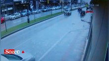 Otomobille çarpışan motosikletin sürücüsü yaralandı; kaza kamerada