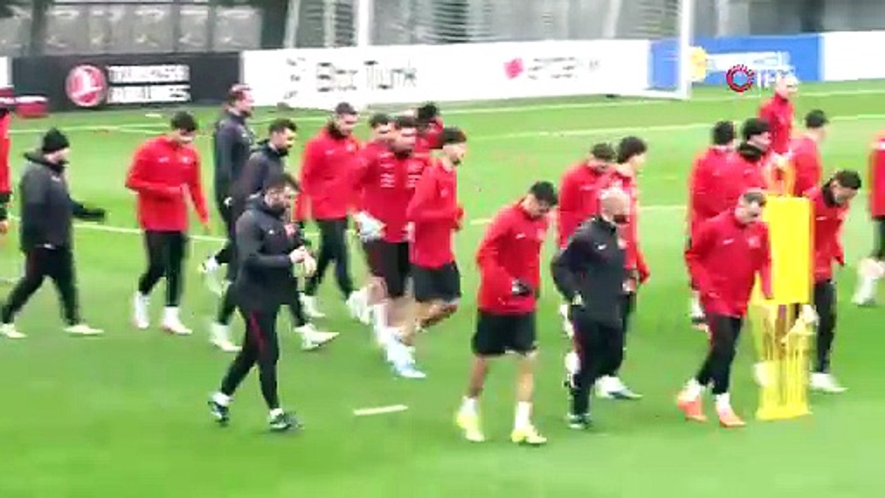 A Milli Futbol Takımı, yağmur altında çalıştı | Ajansspor | IHA