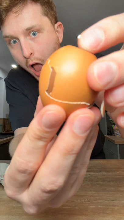 Les œufs en chocolat pour Pâques 😍✨ une vraie coquille d’œuf, mais à l’intérieur du chocolat et du praliné ! Super original pour les fêtes de Pâques 🎉✨ que ce soit dur ou liquide c’est un vrai délice avec des madeleines 💪✨