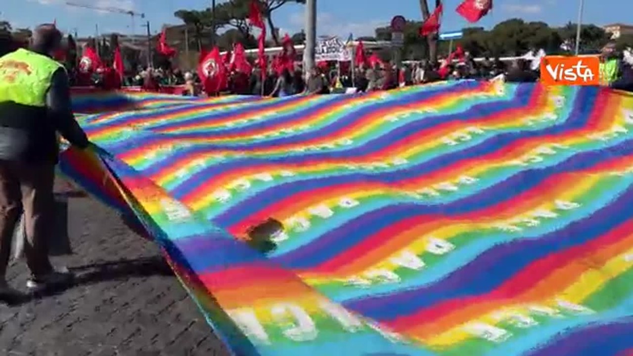 Manifestazione No Kings a Roma, sventola la gigantesca bandiera della Pace