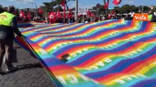 Manifestazione No Kings a Roma, sventola la gigantesca bandiera della Pace