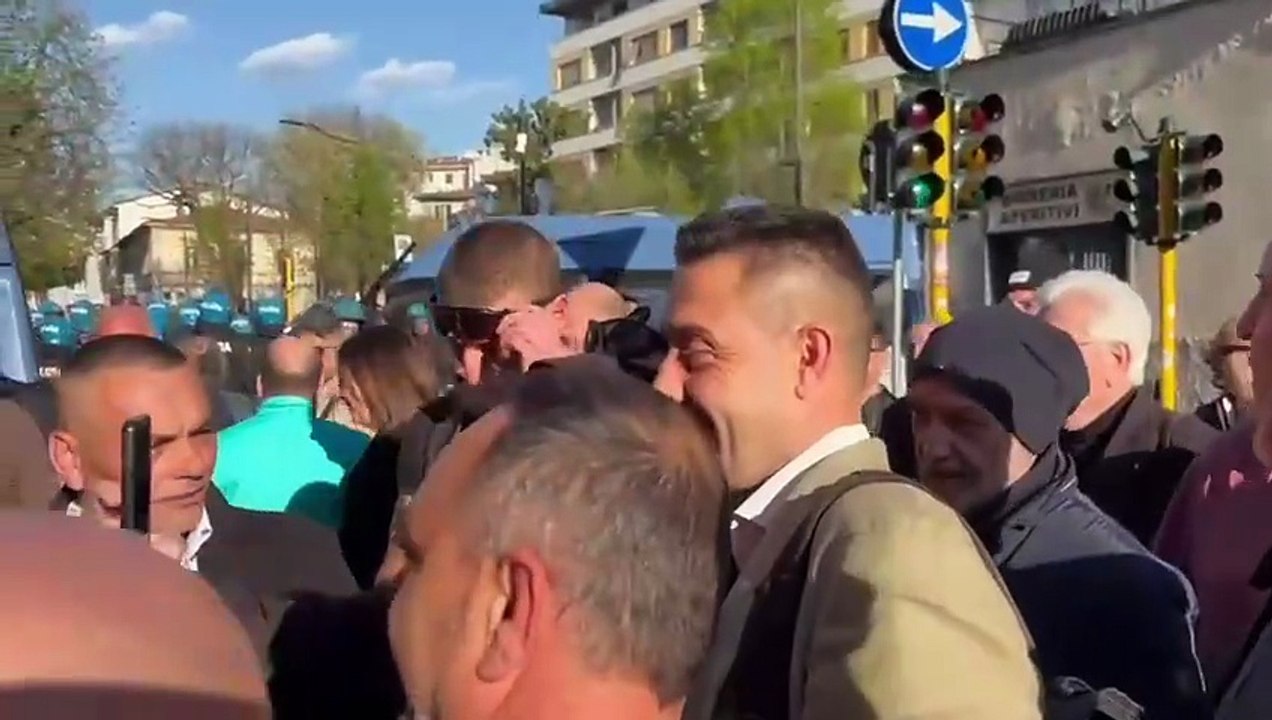 Firenze, l'arrivo di Vannacci alla sede di Futuro Nazionale: inno d'Italia e selfie