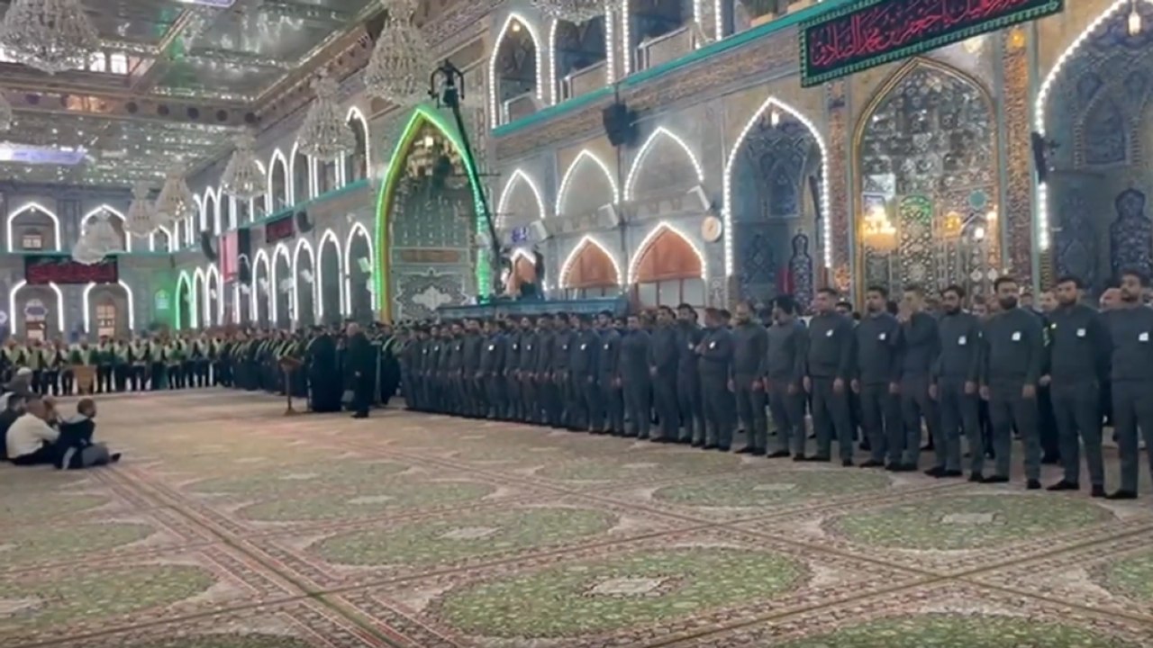 Nella moschea di Karbala in Iraq dove i simboli della guerra non ci sono. Il momento atteso del cambio della guardia