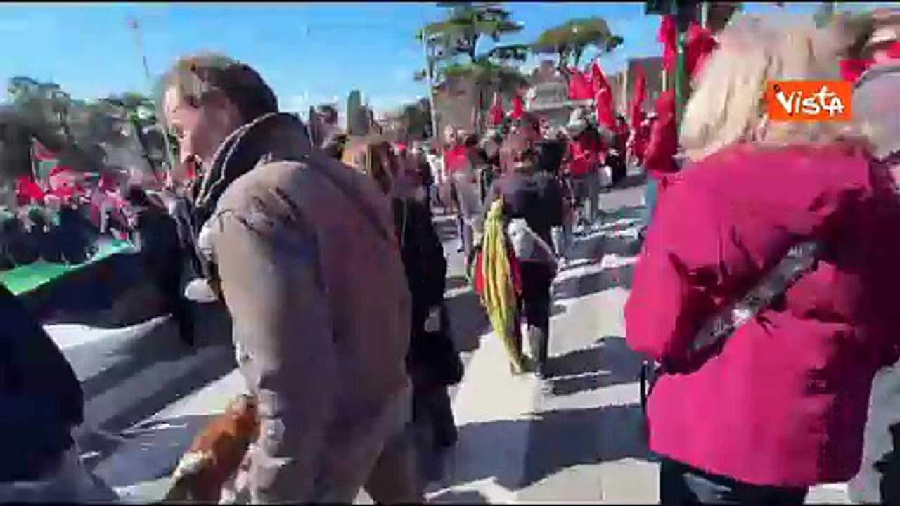 Alla manifestazione No Kings a Roma sventola un'enorme bandiera della Palestina