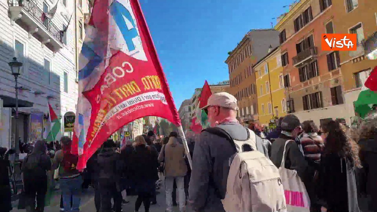 Striscione 'Gaza we are coming' alla Manifestazione No Kings a Roma