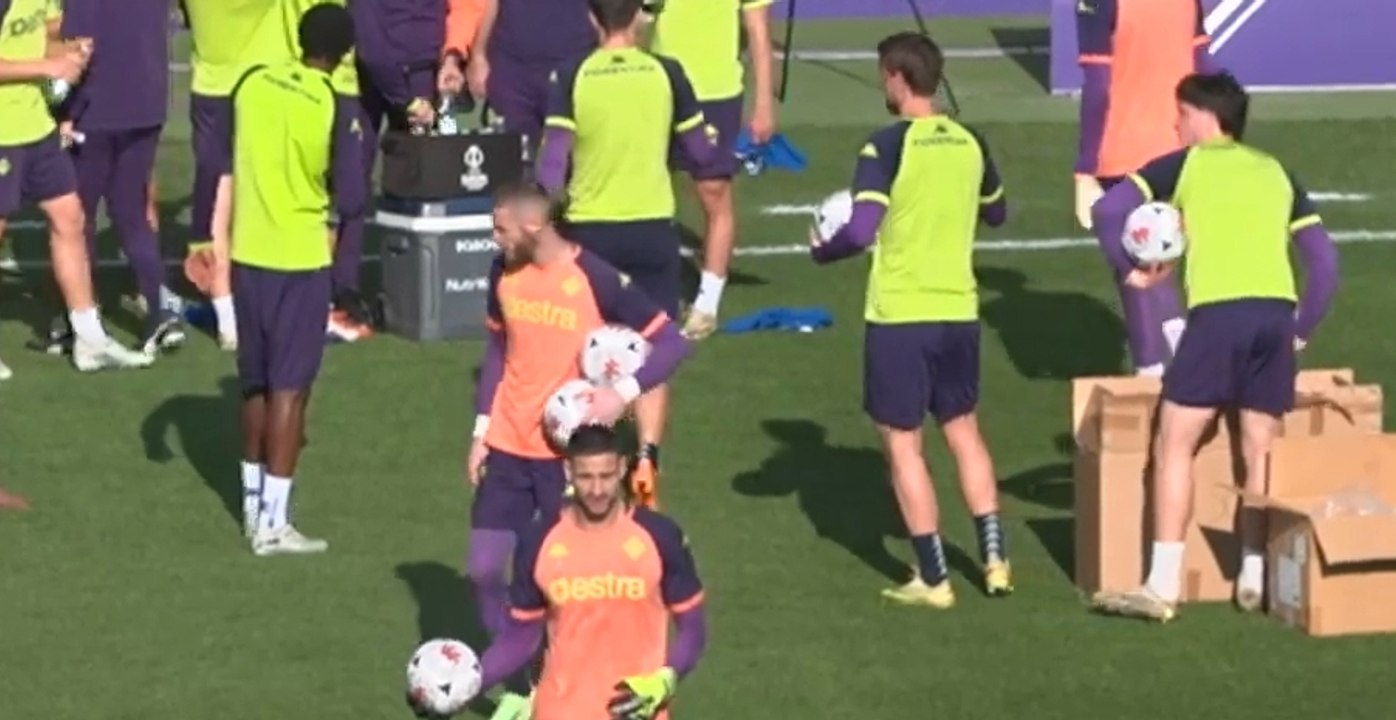 VIDEO VN - I calciatori viola lanciano palloni ai tifosi al termine dell'allenamento