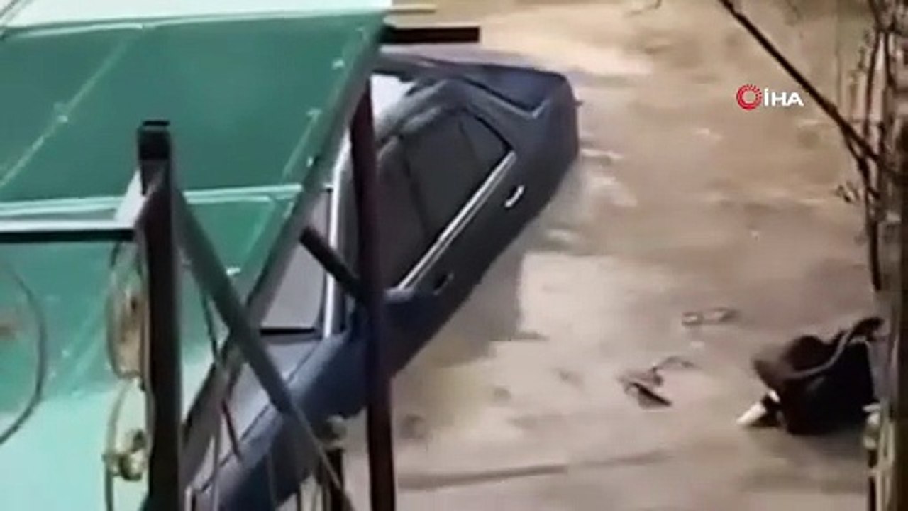 Sel hayatı felç etti: Yüzlerce evi su bastı