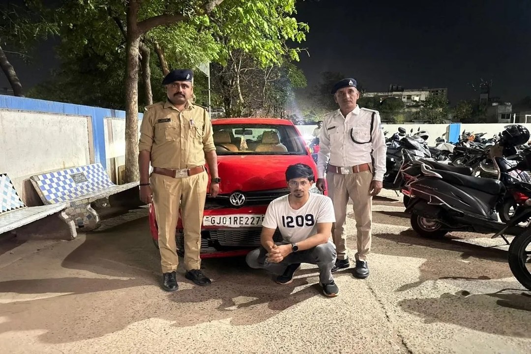 Video News: बोनट में बाइक फंसने पर भी कार न रोकने वाला चालक गिरफ्तार