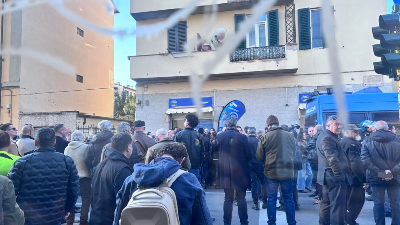 I cori dei manifestanti all'arrivo di Roberto Vannacci a Firenze