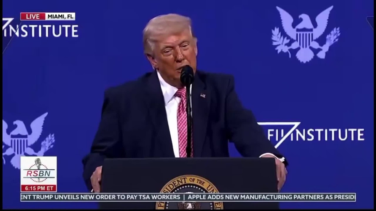 Trump deride il principe saudita Bin Salman: «Non pensava che avrebbe dovuto baciarmi il c.., invece ora deve essere gentile con me»