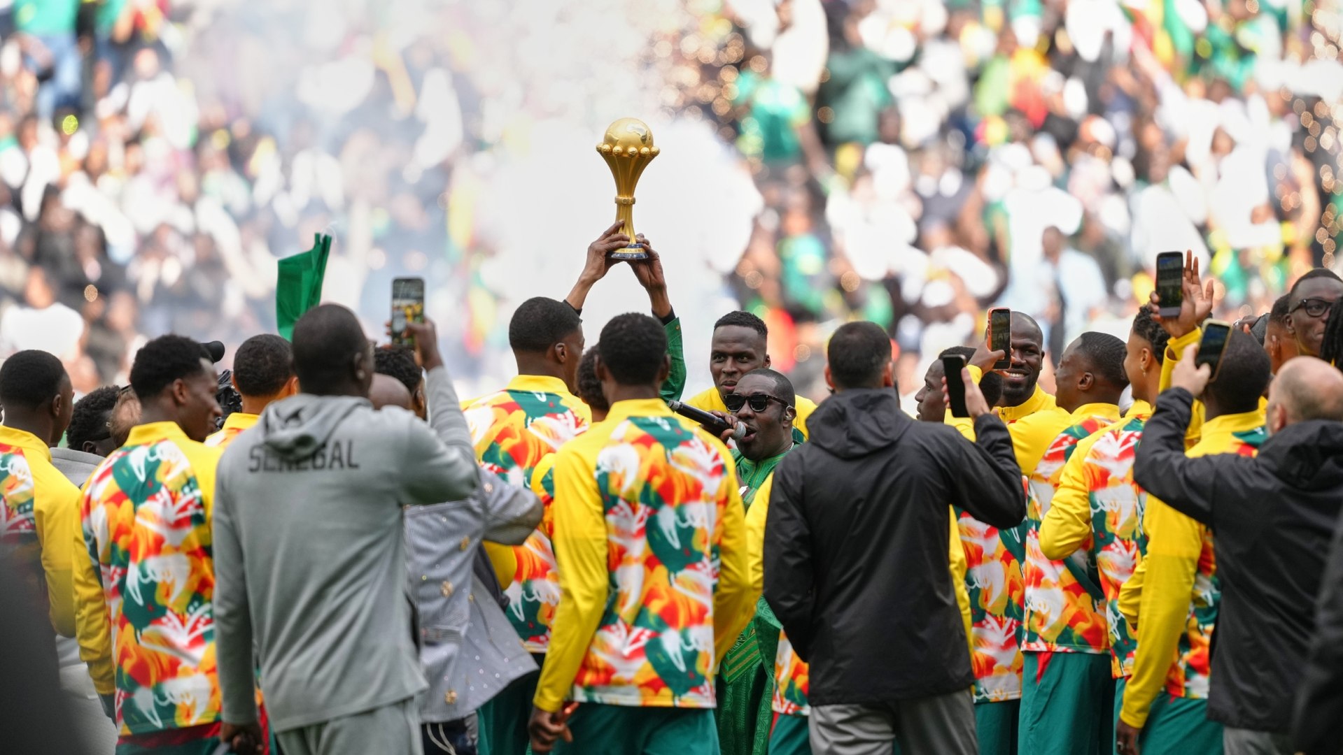 Rebelión total de Senegal en París: pasea la Copa África por el campo, luce dos estrellas...