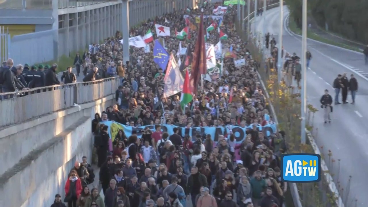 Il corteo No Kings contro le guerre arriva in Tangenziale a Roma e la blocca, in migliaia protestano