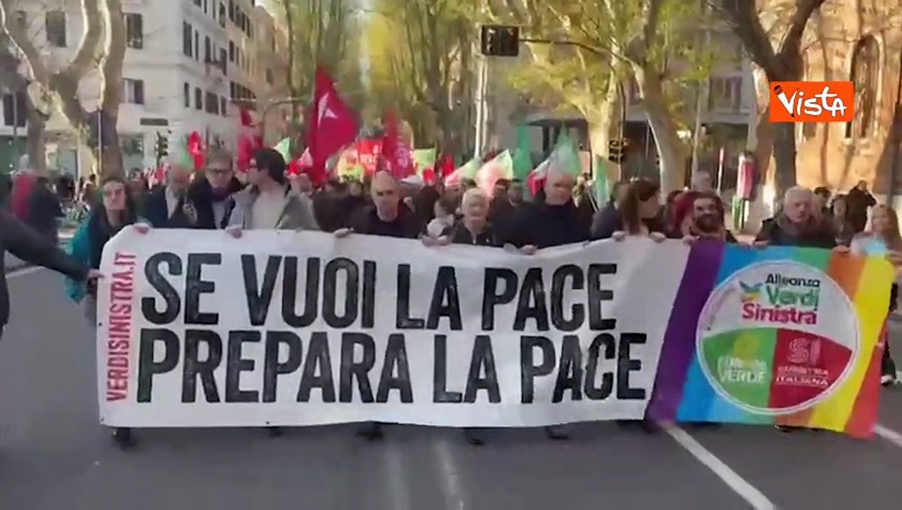 Striscione di Avs 'Se vuoi la pace prepara la pace' alla manifestazione No Kings a Roma