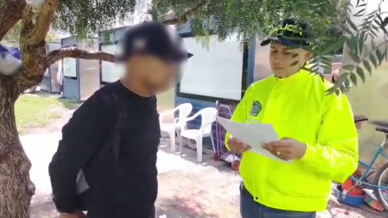 Así cayó el hombre que apuñaló 30 veces a su pareja en vía pública: la mujer lucha por su vida