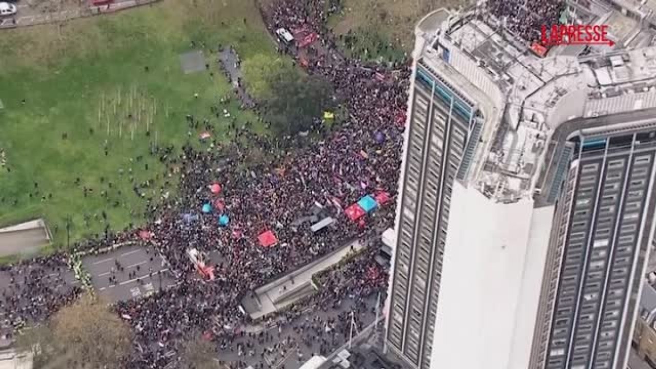 Londra, migliaia di persone in corteo contro l'estrema destra