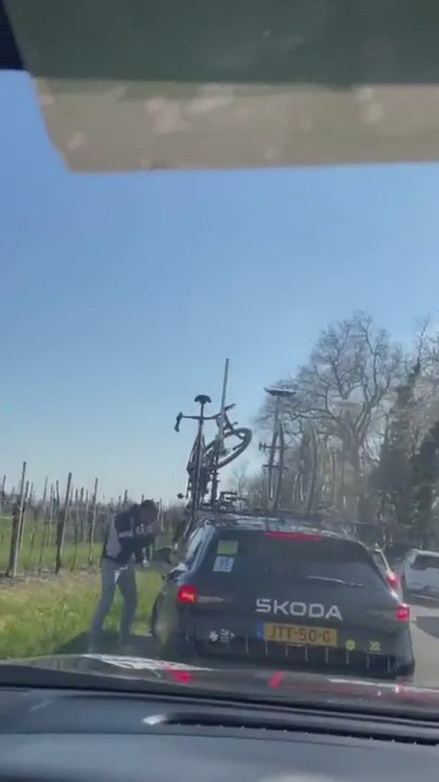Intentan asaltar y robar al coche del equipo Visma en plena etapa ciclista
