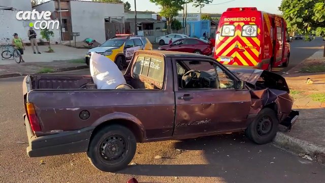 Dois carros batem no bairro Interlagos em Cascavel