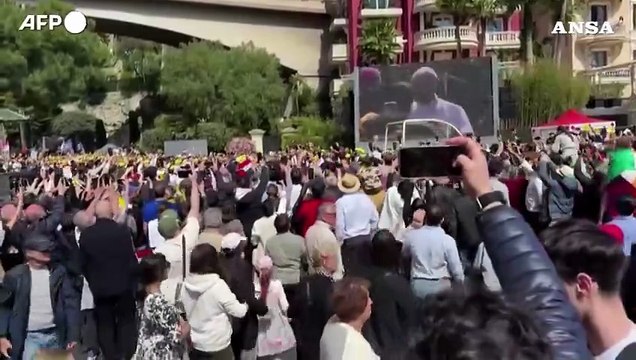 Giro tra la folla in papamobile per Leone nel Principato di Monaco