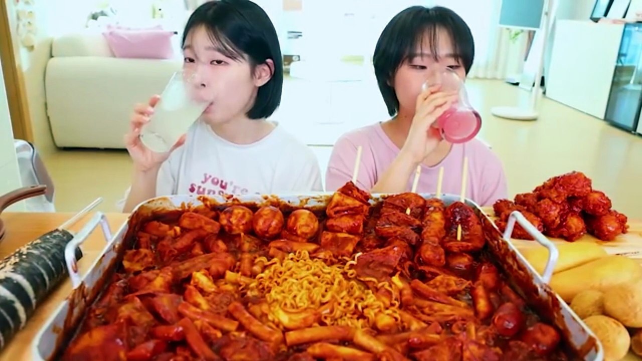ASMR MUKBANG| Eating Spicy Tteokbokki with my friend. Seasoned Chicken, Kimbap Eating