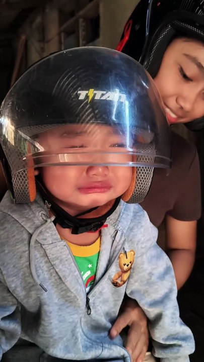 Miiyak si Isaiah kay dili siya gusto suotan ug helmet. 😅