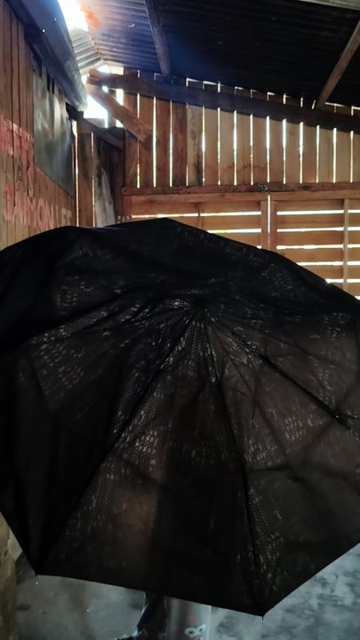 Nanilhig Si Tiya Janet Sa Sulod Pero Nagpayong?! 😂☂️  Nagpayong si tiya Janet samtang nanilhig sa salog diri sa sulod. 😂 Walay salig sa atop. Wala man untay dakong buslot ang atop ug usa pa wala puy ulan! 🤣 Unique, nanilhig nga  nagpayong. 🧹☂️😂  Tiya