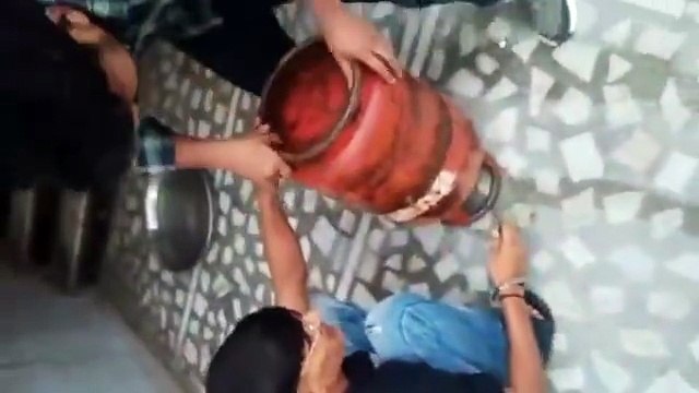 एलपीजी सिलेंडर से गैस के बजाय पानी की धार निकल रही है