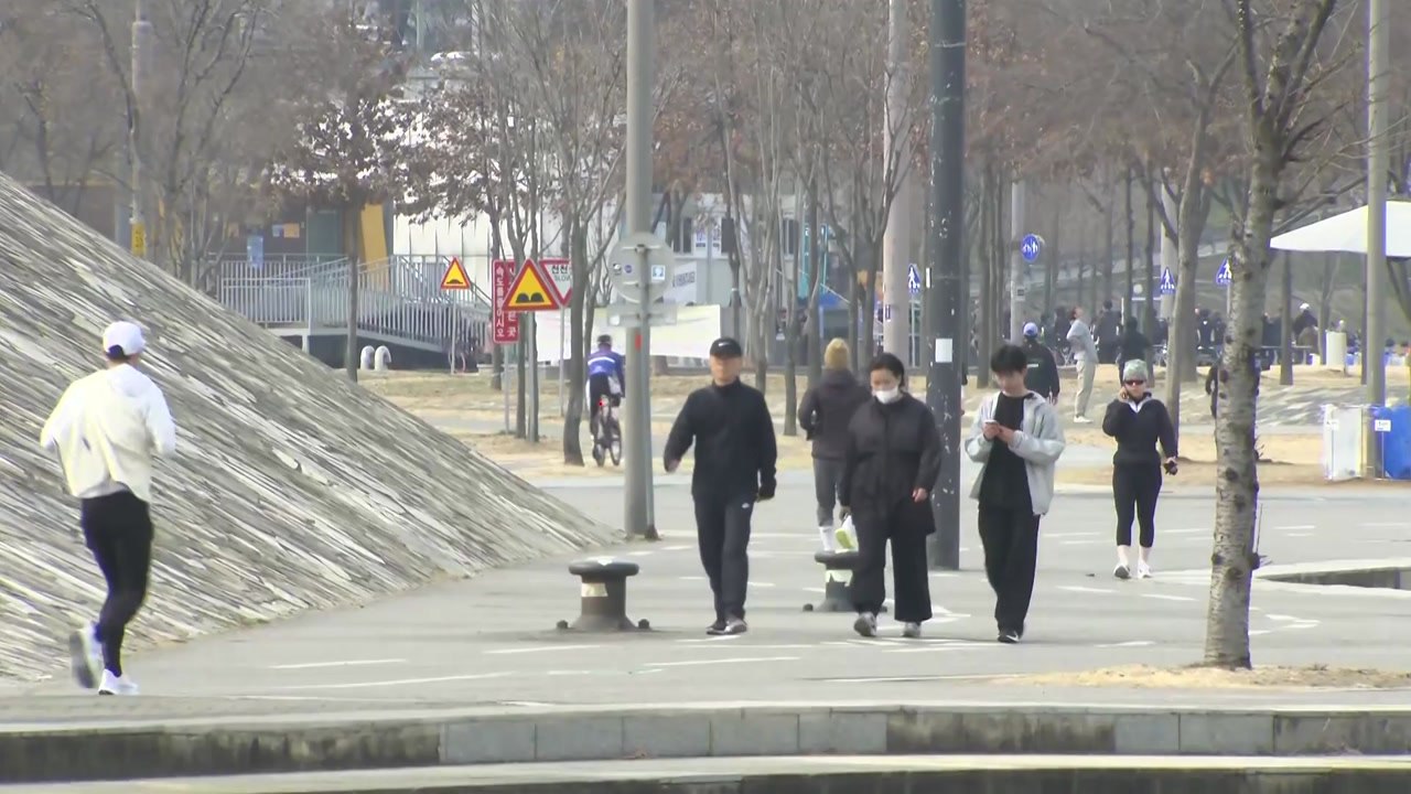 [날씨] 따뜻한 휴일 오후...내일 차츰 '건조함 달래줄 봄비' / YTN