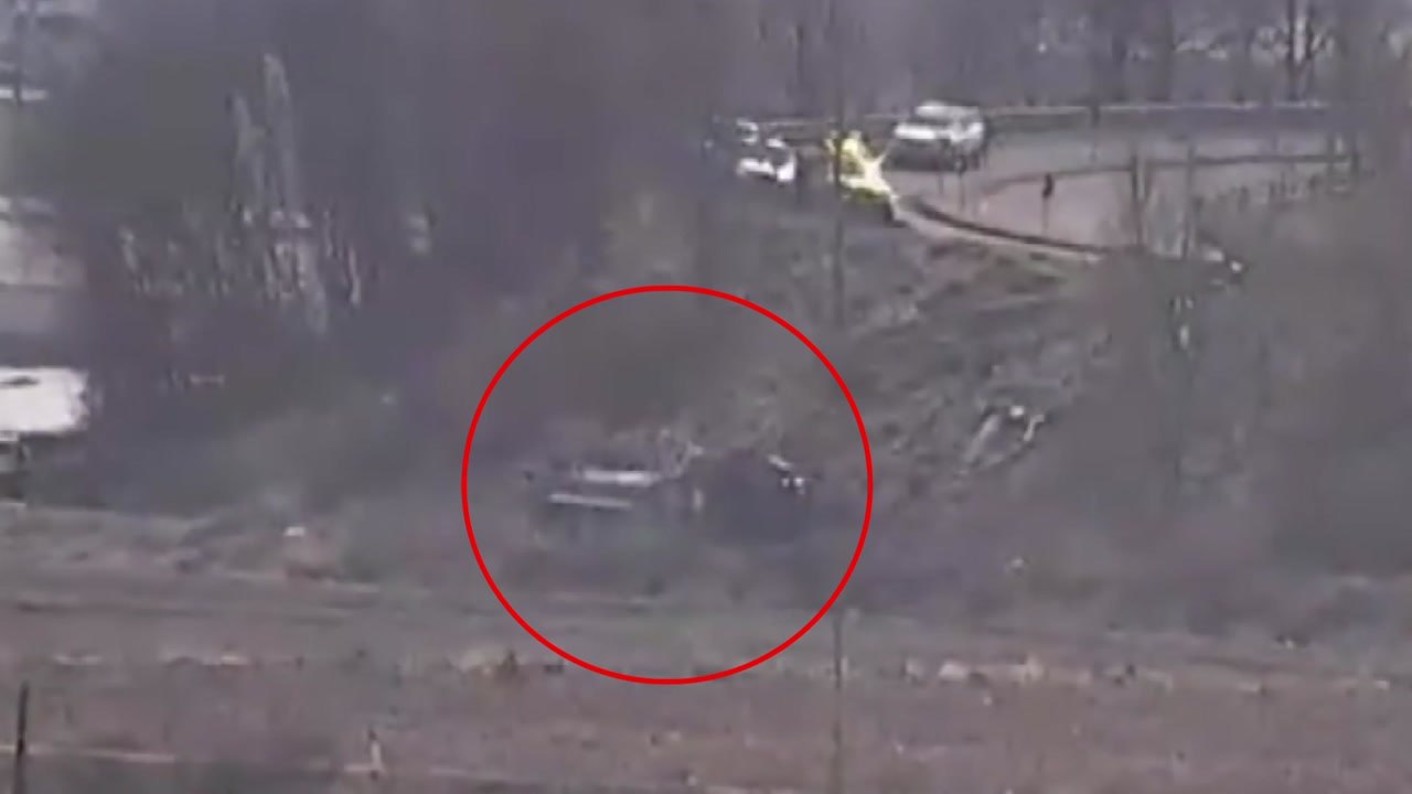 천안논산고속도서 25톤 탱크로리 7m 언덕 아래 추락 / YTN