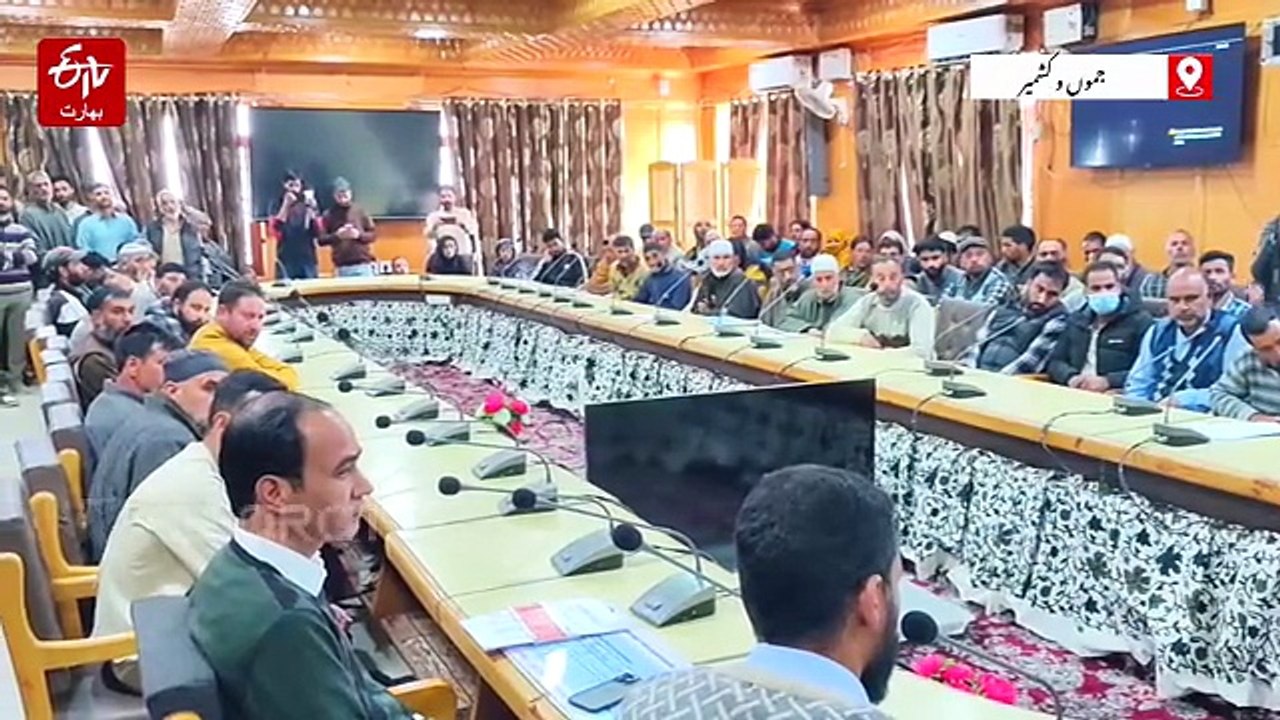 پلوامہ: سرکاری اسکیموں کے مستحقین میں تقریباً 10 کروڑ روپے کے امدادی چک کی تقسیم