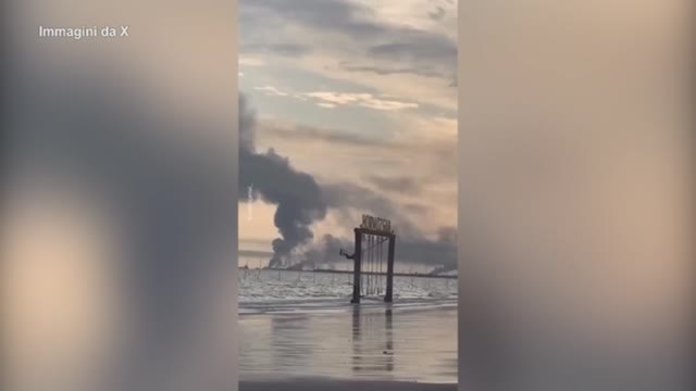 La giovane iraniana sull'altalena in riva al mare, sullo sfondo gli attacchi a Hormuz: il video simbolo