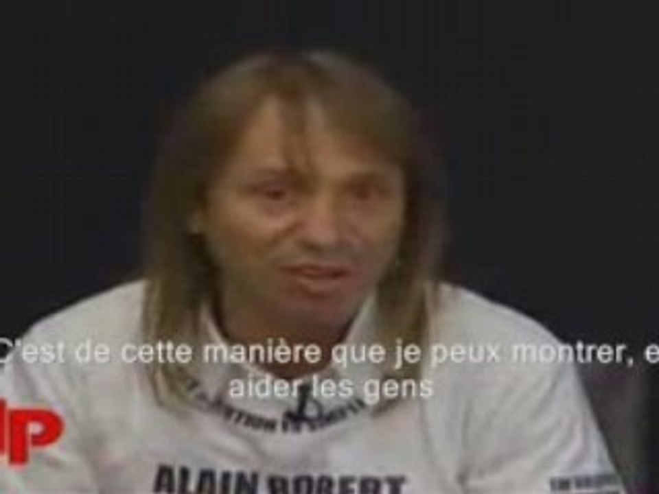 Alain Robert escalade le New York Times! 'Malaria no more"