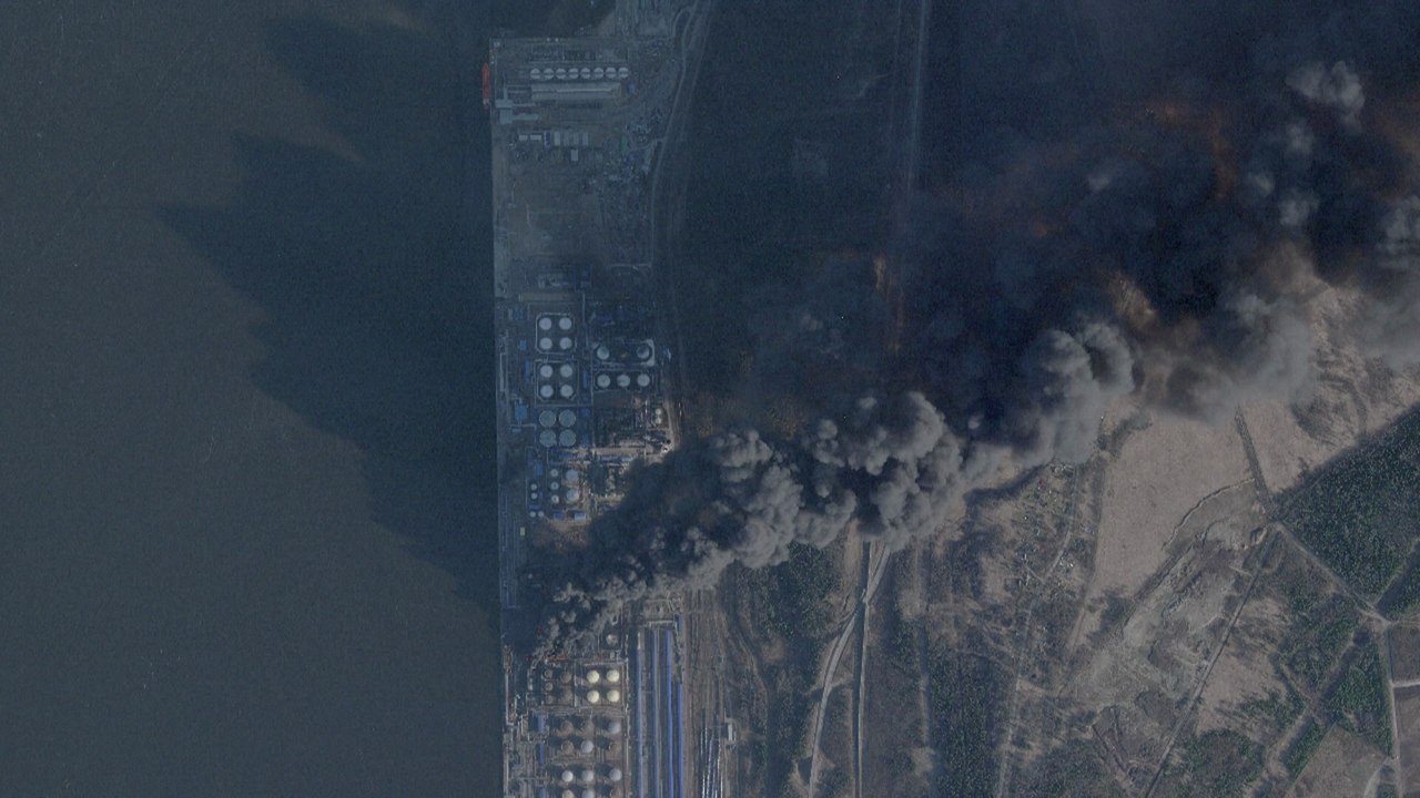Les images impressionnantes de l'attaque ukrainienne sur le port russe d'Oust-Louga