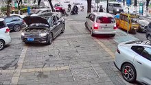 Série de maladresses dans un garage