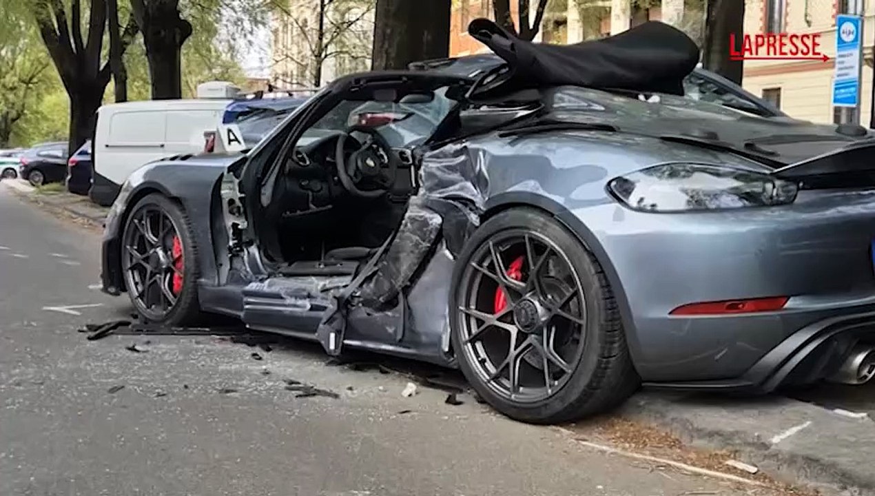 Tre giovani si schiantano con la Porsche contro delle auto in sosta: grave un 21enne