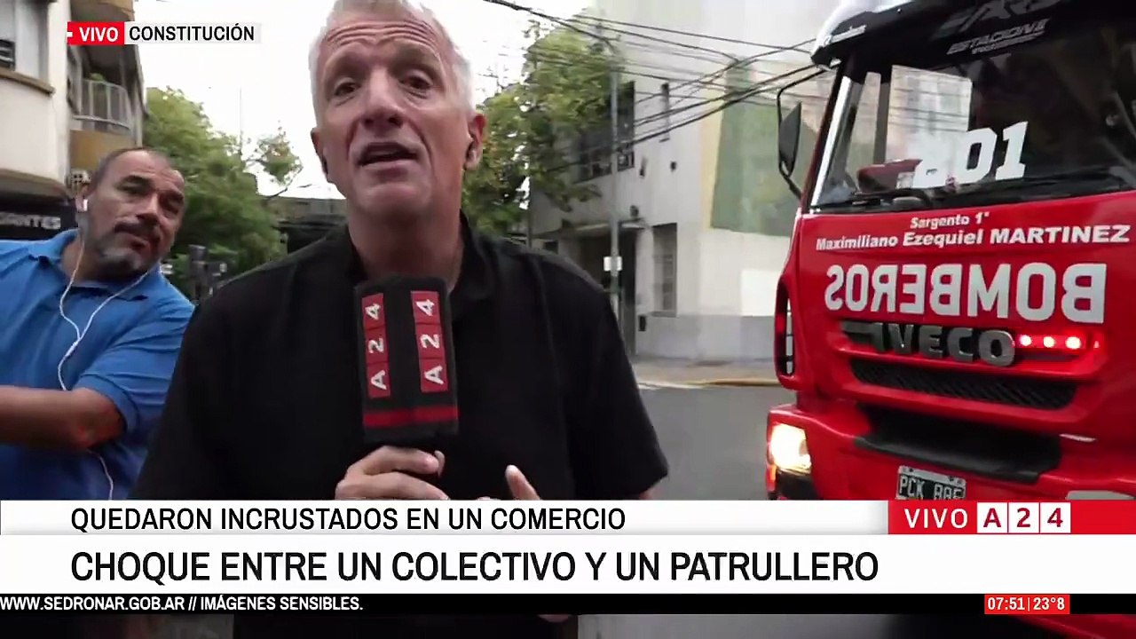 Brutal choque en Constitución: un patrullero se incrustó en una pizzería tras impactar con un colectivo