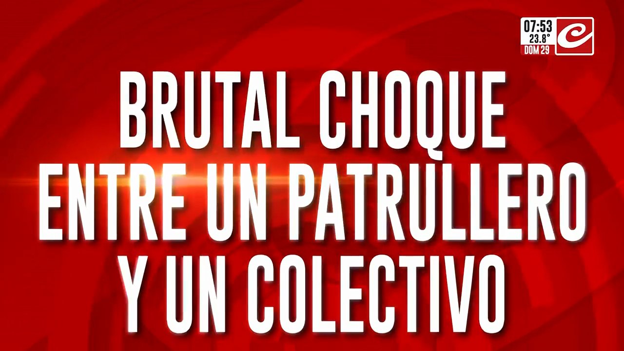 Brutal choque entre un patrullero y un colectivo