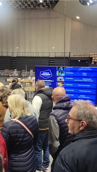 Beaucoup de monde à la grande braderie Seb de l'Espace Mayenne