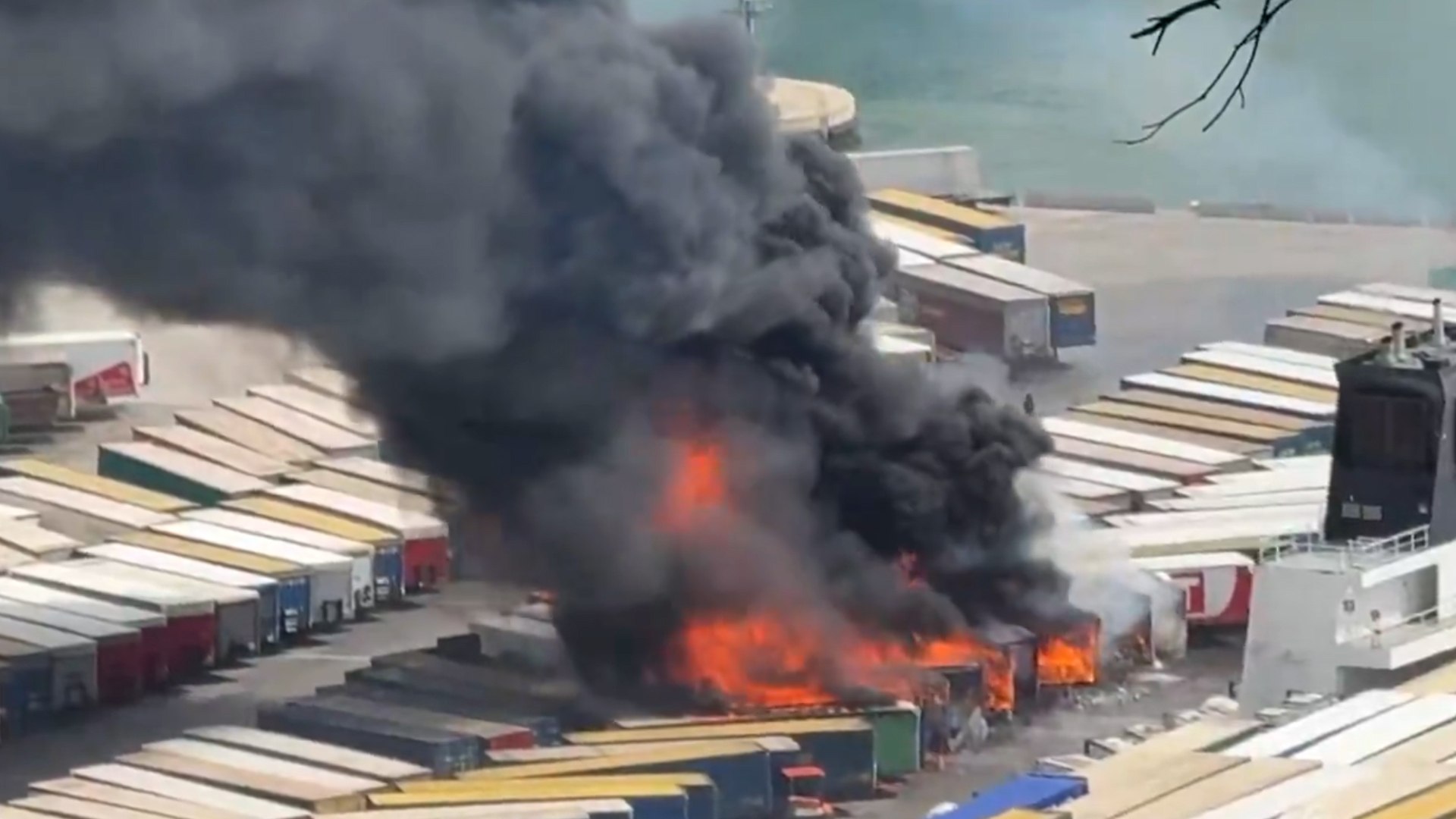 Un incendio en el puerto de Barcelona quema un camión y varios contenedores