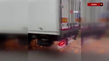 Bursa'da direği deviren TIR olay yerinden kaçtı